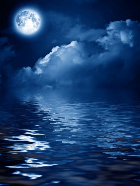 ماه مرموز با ابرهای شبانه بر فراز آب