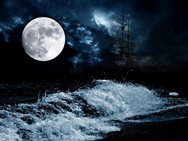ماه کامل بر فراز دریای شب و کشتی بادبانی قدیمی