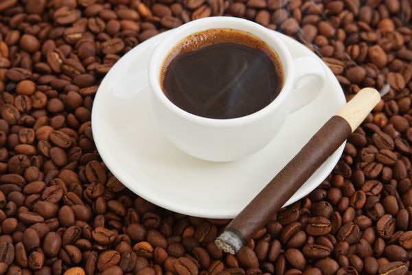 فنجان قهوه صبح در باب با سیگار