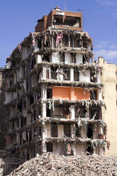 تخریب یک ساختمان در مرکز شهر