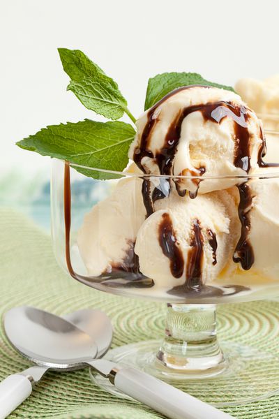 کاسه شیشه ای با بستنی وانیلی با سس شکلاتی