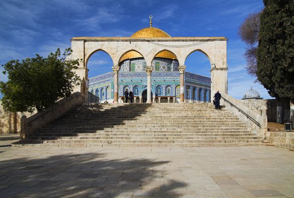 پلکان و طاق در مقابل مسجد قبه صخره در کوه معبد اورشلیم اسرائیل