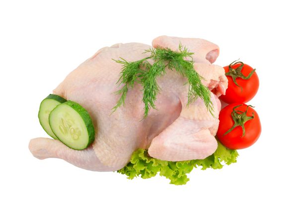مرغ خام با سبزیجات جدا شده روی سفید