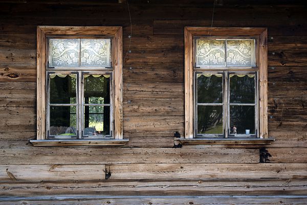پنجره های کلبه چوبی قدیمی در حومه شهر