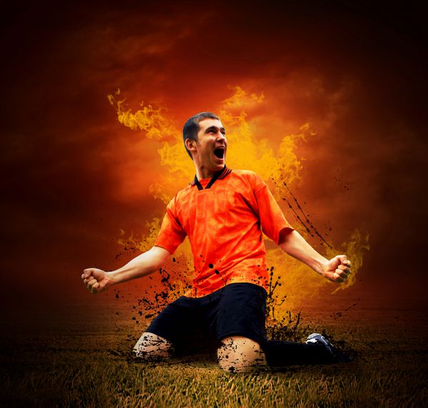 بازیکن فوتبال در زمین بیرون از خانه شعله آتش می زند