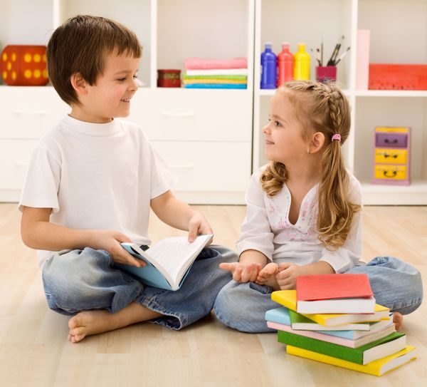 بگذارید در مورد مدرسه به شما بگویم - خواهر و برادر با کتاب هایی که در خانه صحبت می کنند مفهوم بازگشت به مدرسه