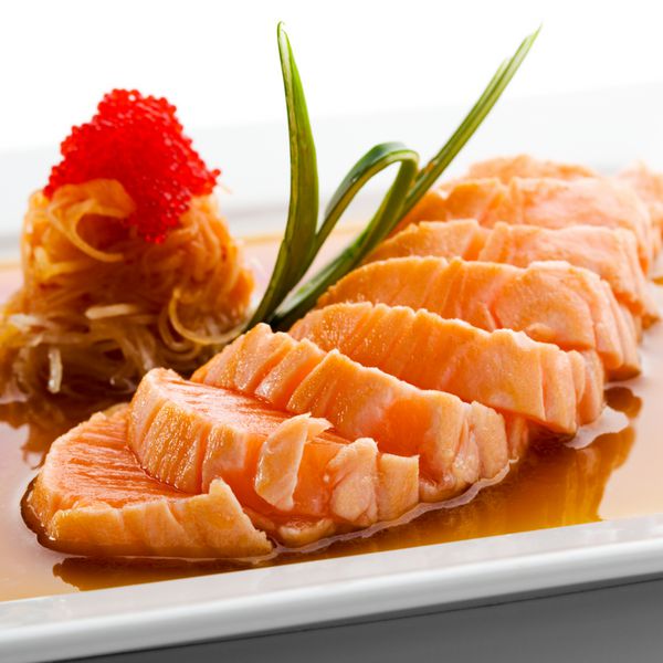 غذاهای ژاپنی - فیله ماهی قزل آلا با رشته فرنگی و سس
