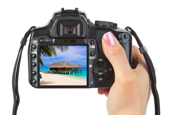 دوربین در دست و چشم انداز ساحل عکس من جدا شده در پس زمینه سفید