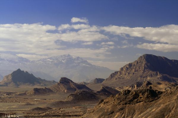 نمایی از برج سکوت بر روی صخره ای اطراف یزد