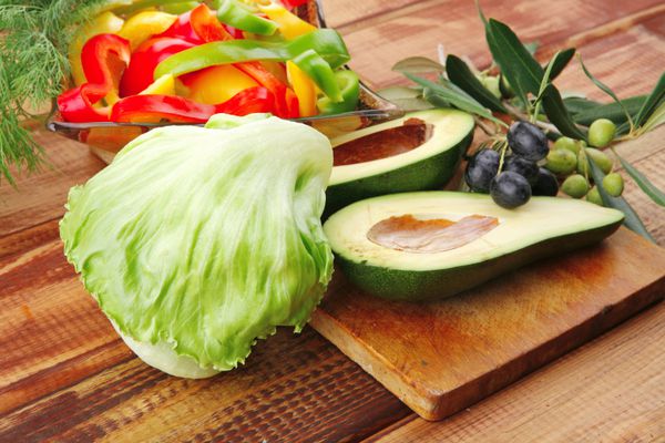 سبزیجات خام روی میز چوبی آماده برای استفاده