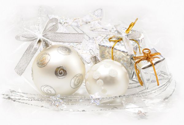توپ های کریسمس با هدایا و تزئینات نقره ای
