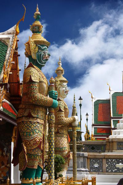 دیو غول پیکر یاکشا که از خروجی قصر بزرگ بانکوک محافظت می کند