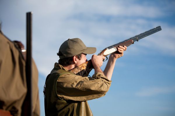 شکارچی مرد جوان که در یک مهمانی شکار هدف قرار می گیرد