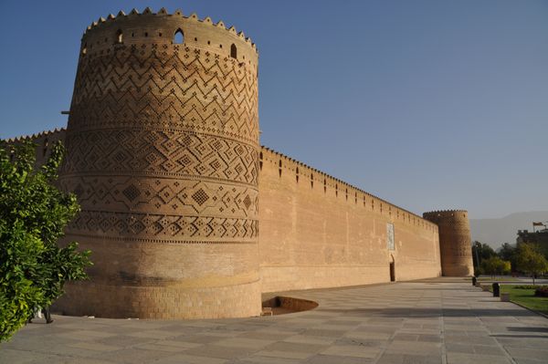دیوار و برج شهری در مرکز شهر شیراز ایران