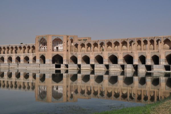 پل تاریخی معروف خواجو در اصفهان ایران