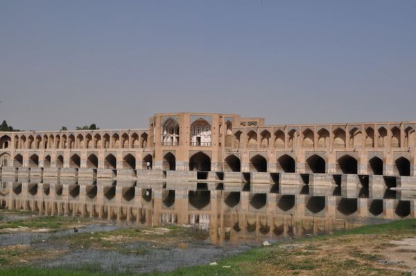 پل تاریخی معروف خواجو در اصفهان ایران