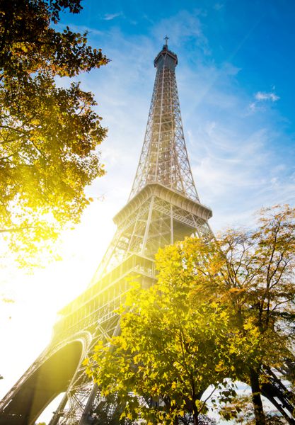 تصویر عمودی برج معروف ایفل در پاریس فرانسه