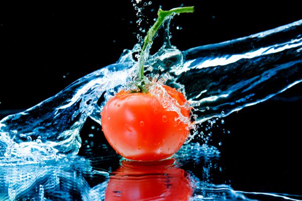 گوجه فرنگی و آب پاشیده شده