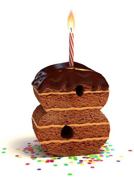 کیک تولد شکلاتی شماره هشت با شمع روشن و کوفته