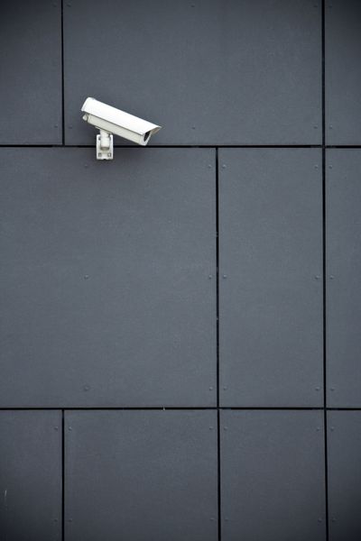 دوربین امنیتی در ساختمان مدرن تاریک