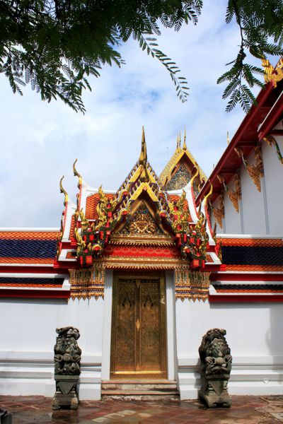 معماری معتبر تایلندی در وات فو در تایلند