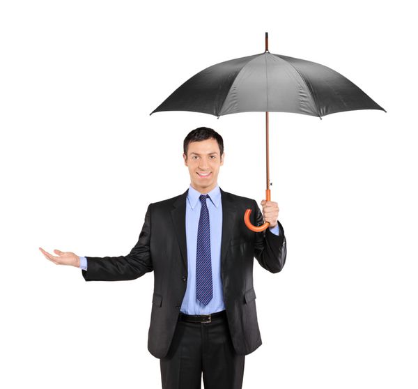 مردی که چتر را در دست گرفته و با ژست ایزوله روی پس‌زمینه سفید