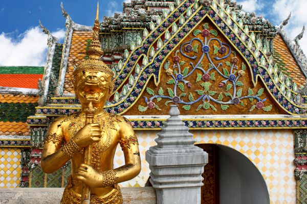 فرشته طلایی با بتکده Wat Pra Kaeo تایلند
