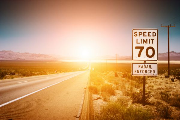 جاده بزرگراه تا غروب آفتاب علامت محدودیت سرعت 70 مایل در ساعت