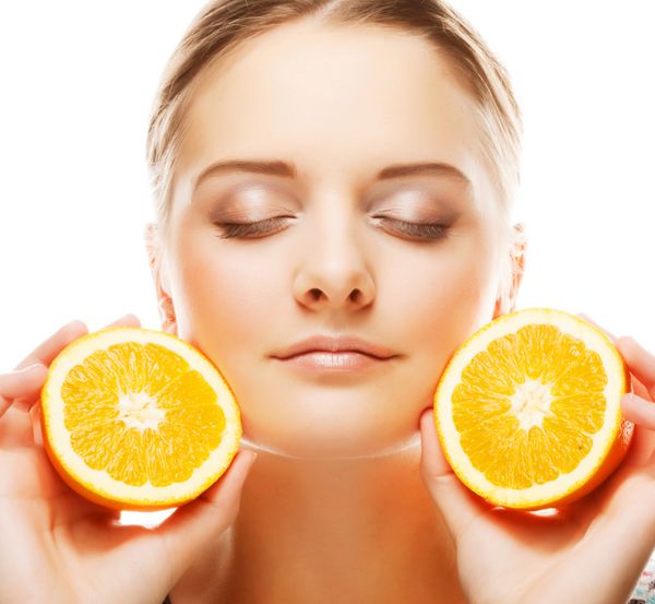 صورت زن زیبا با پرتقال آبدار