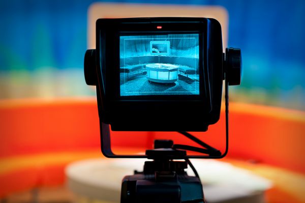 منظره یاب دوربین فیلمبرداری - نمایش ضبط در استودیوی تلویزیونی - فوکوس روی دوربین