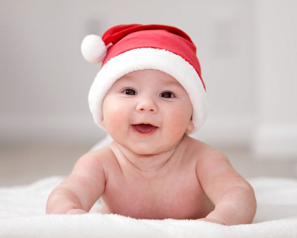 پسر بچه ناز با کلاه کریسمس