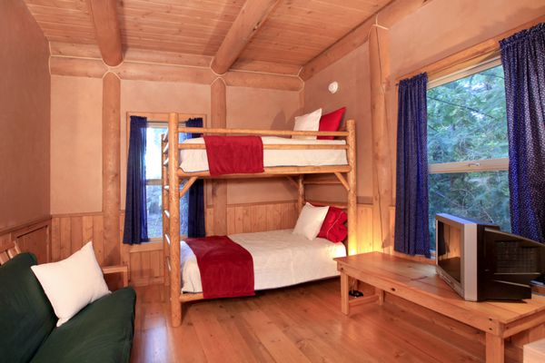 اتاق خواب کلبه چوبی با تخت دو طبقه