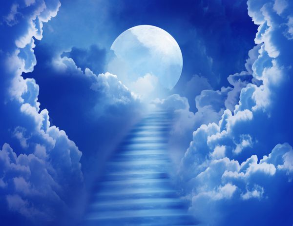 آسمان شب ابری با یک پله به سمت ماه
