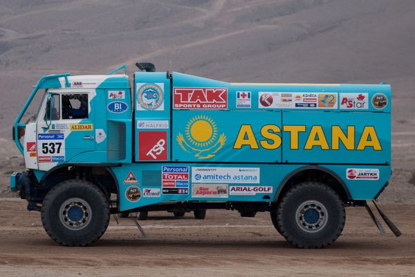 کوپیاپو - 11 ژانویه آرتور آرداویچوس از قزاقستان در حال رانندگی با کامیون خود در حین شرکت در رالی داکار 2011 آرژانتین شیلی 11 ژانویه در کوپیاپو شیلی