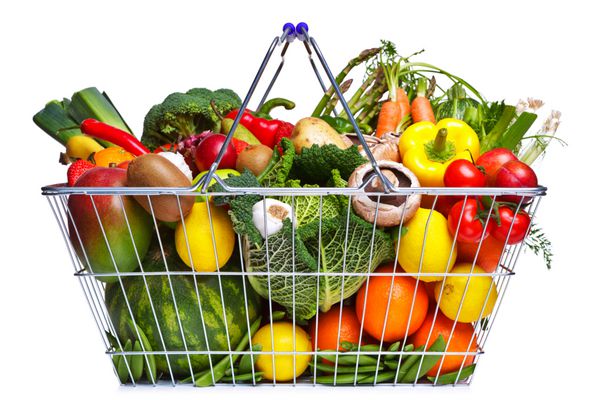 عکس یک سبد خرید سیمی پر از میوه و سبزیجات تازه جدا شده روی پس‌زمینه سفید