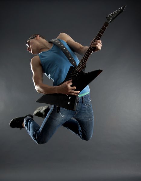 گیتاریست پرشور روی سیاهی به هوا می پرد