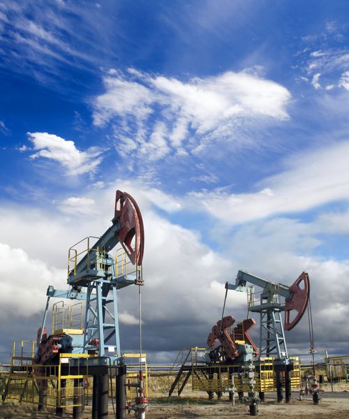 صنعت نفت و گاز کار جک پمپ روغن در میدان نفتی ابرهای سفید و آسمان آبی