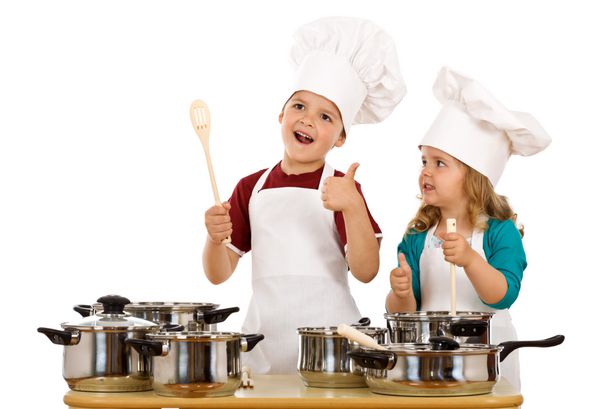 سرآشپز خوشحال راضی و کمک او - بچه ها با ظروف پخت و پز ایزوله