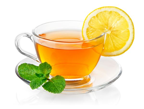 چای در فنجان با برگ نعناع و لیمو جدا شده در زمینه سفید
