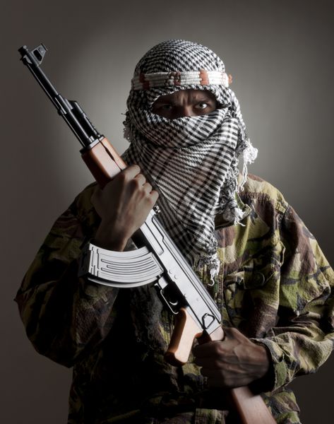 پرتره مرد جدی خاورمیانه با AK-47
