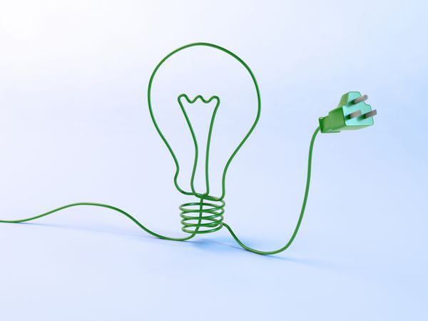 مفهوم انرژی - سیم برق به شکل لامپ