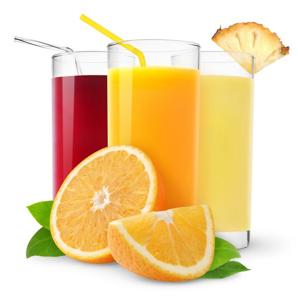لیوان های آب پرتقال آناناس و گیلاس جدا شده روی سفید