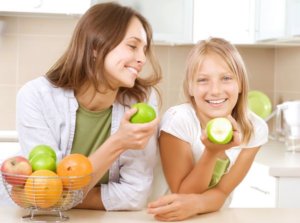 مادر شاد با دخترش در حال خوردن غذای سالم رژیم غذایی مفهوم تغذیه سالم