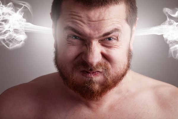 مفهوم استرس - مرد عصبانی عصبانی با سر در حال انفجار