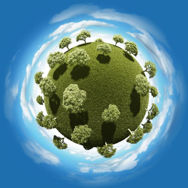 سیاره مینیاتوری با پوشش گیاهی درختی پربرگ و ابرها در آسمان آبی