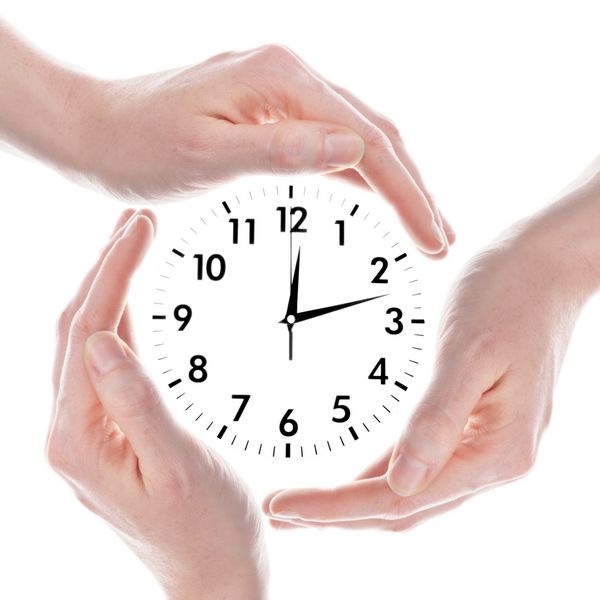ساعت یا ساعت با عقربه های جدا شده روی پس زمینه سفید که مفهوم زمان را نشان می دهد