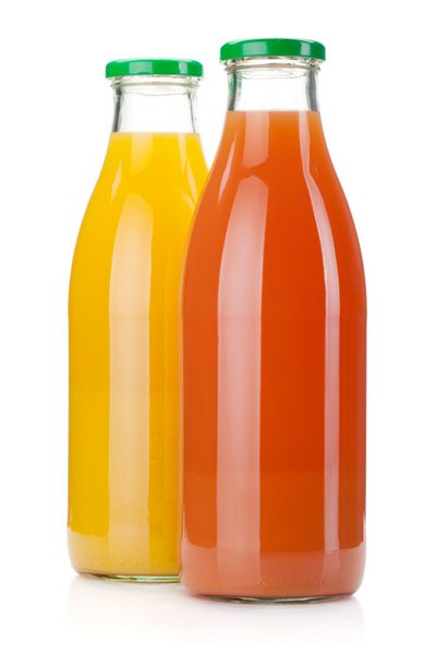 بطری های آب پرتقال و گریپ فروت جدا شده در زمینه سفید