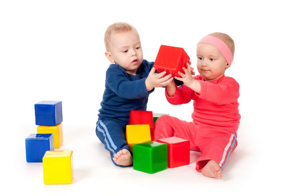 پسر و دختر در حال بازی با مکعب