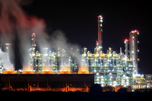 پالایشگاه نفت در شب کار می کند ساحل شرقی تایلند