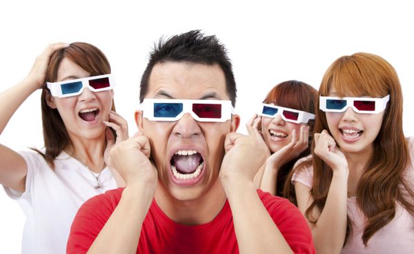 غافلگیری جوانان با عینک سه بعدی و تماشای فیلم